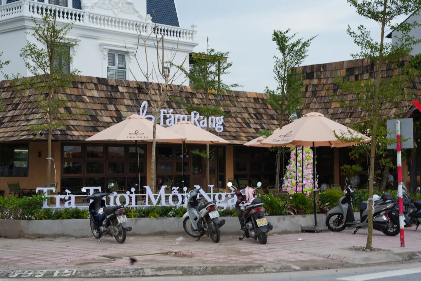 Mặt tiền Tám Rang với mái ngói và sân vườn